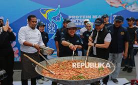 Menteri Koordinator Bidang Pangan, Zulkifli Hasan (kanan), Ketua Komisi IV DPR, Siti Hediati Soeharto atau Titiek Soeharto (tengah) dan Chef Lord Adi (kiri) saat memasak hidang udang dalam acara puncak peringatan Hari Ikan Nasional di Sarinah, Jakarta, Ahad (23/11/2025). Kegiatan tersebut digelar dalam rangka memperingati Hari Ikan Nasional yang menyajikan beragam acara seperti masak udang dengan porsi besar, bagi-bagi hidangan udang sebanyak 1.000 porsi hingga carnaval busana dengan tema perikanan yang diharapkan dapat meningkatkan kesadaran masyarakat terhadap pentingan mengkonsumsi ikan.
