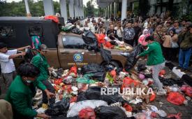 Mahasiswa membuang sampah saat aksi unjuk rasa di Kantor Wali Kota Tangerang Selatan, Banten, Kamis (8/1/2026). Mereka menuntut Pemerintah Kota Tangerang Selatan untuk mengambil langkah konkret dalam permasalahan sampah, mengevaluasi sistem pengelolaan sampah serta melakukan pengangkutan sampah secara menyeluruh dan rutin di titik rawan penumpukan. 