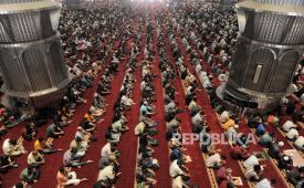 The atmosphere inside the Istiqlal Mosque.