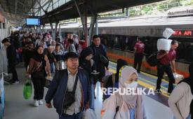 Pemudik tiba di Stasiun Pasar Senen, Jakarta, Selasa (24/3/2026). Berdasarkan data dari PT KAI Daop 1 Jakarta, jumlah pemudik yang tiba di Jakarta saat arus balik Selasa (24/3) mencapai 52.926 dengan rincian Stasiun Pasar Senen 18.458 Stasiun Gambir 16.610 penumpang.