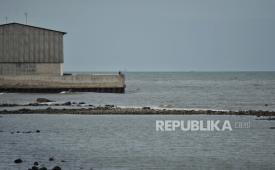 Sekretaris Kabinet, Teddy Indra Wijaya, menyampaikan bahwa pembangunan Giant Sea Wall atau tanggul laut raksasa merupakan infrastruktur paling vital untuk melindungi kawasan pantai utara Pulau Jawa. 
