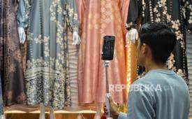 Pedagang melakukan live streaming di Pasar Tanah Abang, Jakarta, Rabu (6/3/2024).