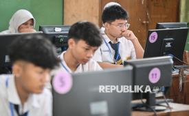 Siswa mengerjakan soal ujian Tes Kemampuan Akademik (TKA) Asesmen Nasional Berbasis Komputer di SMP Negeri 61 Jakarta, Jakarta, Selasa (7/4/2026). Kementerian Pendidikan Dasar dan Menengah (Kemendikdasmen) menyelenggarakan TKA Nasional pada jenjang SD/MI, SMP/MTs, dan SMA/MA/SMK guna memetakan mutu pendidikan, validator Seleksi Nasional Berdasarkan Prestasi (SNBP), serta seleksi masuk ke jenjang pendidikan selanjutnya. 