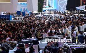 Pengunjung memadati ajang Gaikindo Indonesia International Auto Show (GIIAS), Jumat (31/7/2026). GIIAS kembali digelar pada 30 Juli hingga 9 Agustus 2026 dengan menghadirkan lebih dari 65 merek, mulai dari kendaraan penumpang, kendaraan komersial, sepeda motor, karoseri, hingga ratusan perusahaan industri pendukung.