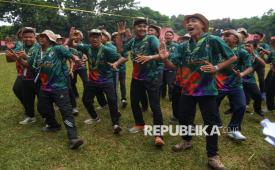 Peserta meneriakkan yel-yel usai mengikuti kegiatan dalam Jambore Pramuka Muslim Dunia atau World Muslim Scout Jamboree (WMSJ) 2025 di Bumi Perkemahan (Buperta) Cibubur, Jakarta, Rabu (10/9/2025). Ajang  ini diikuti ribuan pramuka dari berbagai negara dengan semangat persaudaraan dan perdamaian. Kegiatan tidak hanya menampilkan aktivitas pramuka, tetapi juga menggabungkan unsur pendidikan, budaya, dan spiritual. Peserta diajak belajar kepemimpinan, mengasah keterampilan, serta berdiskusi mengenai isu global dengan perspektif nilai kemanusiaan. Keseruan WMSJ 2025 terletak pada kegiatan interaktif, pertukaran budaya, dan aktivitas petualangan yang bertujuan menumbuhkan kualitas diri serta mempererat persaudaraan antarpramuka Muslim dari berbagai negara. WMSJ 2025 diikuti 15.333 peserta dari 16 negara dan berlangsung pada 9–14 September 2025. Selama sepekan, kegiatan diisi dengan perkemahan, lomba, pelatihan, hingga forum diskusi.