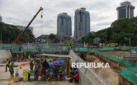 Pekerja beraktivitas di Proyek pembangunan MRT Jakarta Fase 2A CP201, Stasiun Monas, Jakarta, Kamis (15/1/2026).