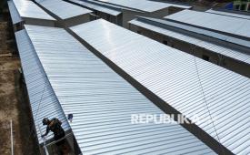 Prajurit TNI memasang atap saat percepatan pembangunan hunian sementara di Lapangan Bola SDN 05 Kayu Pasak, Nagari Salareh Aia, Palembayan, Agam, Sumatera Barat. (ilustrasi)