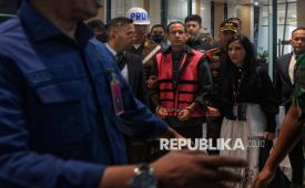 Mantan Menteri Pendidikan, Kebudayaan, Riset dan Teknologi (Mendikbudristek) Nadiem Makarim degan mengenakan baju tahanan berjalan menuju mobil tahanan usai menjalani pemeriksaan di Jampidsus, Kejaksaan Agung, Jakarta, Kamis (4/9/2025). Kejaksaan Agung menahan dan menetapkan Nadiem Makarim sebagai tersangka dalam kasus dugaan korupsi pengadaan chromebook di Kemendikbudristek.