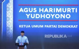 Ketua Umum Partai Demokrat Agus Harimurti Yudhoyono (AHY) memberikan sambutan dalam acara silahturahmi dan buka puasa bersama presiden terpilih 2024-2029 Prabowo Subianto dan kader Partai Demokrat di Jakarta, Rabu (27/4/2024). Acara silahturahmi ini sekaligus menegaskan Partai Demokrat akan ikut bersama-sama membangun pemerintahan ke depan dan menyukseskan kabinet Prabowo-Gibran.