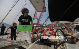 Peserta misi kemanusiaan yang tergabung dalam Global Sumud Flotillah (GSF) 2.0 menyiapkan bantuan untuk warga Gaza di kawasan Pelabuhan Marmaris,  Turki, Senin (11/5/2026). Pelayaran yang digagas oleh kelompok sipil dunia yang tergabung dalam Global Sumud Flotilla ini akan mendistribusikan sejumlah bantuan seperti bantuan medis obat-obatan, keperluan bayi hingga logistik dan makanan yang disalurkan melalu jalur laut.