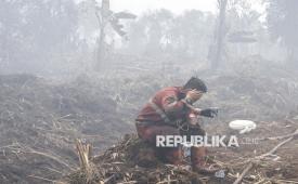 Personel Manggala Agni Daops Pekanbaru yang kelelahan membasuh muka dengan air saat berupaya melakukan pemadaman lahan yang terbakar di Desa Rimbo Panjang, Kecamatan Tambang, Kabupaten Kampar, Riau, Senin (24/8/2026). Pemerintah terus berupaya melakukan dan memastikan kebakaran hutan dan lahan dapat diatasi secara optimal dan cepat dengan memprioritaskan penanganan karhutla di enam provinsi yaitu Riau, Jambi, Sumatera Selatan, Kalimantan Selatan, Kalimantan Tengah dan Kalimantan Barat. 