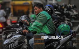 Pengemudi ojek daring menunggu penumpang di Stasiun Sudirman, Jakarta, Senin (19/5/2025).