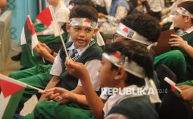 Sejumlah pelajar menghadiri acara Cinta Anak Indonesia untuk Anak Palestina di Philanthropy Building, Jakarta, Rabu (7/5/2025). 