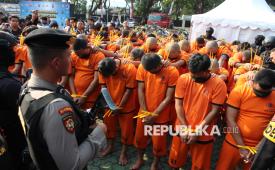 Para pelakuk kriminal dihadirkan saat press release Pengungkapan Kejahatan Jalanan ( Street Crime ) di Jawa Barat (Jabar) dan pemusnahan knalpot nonstandar dan barang bukti narkoba serta penyerahan barang bukti ranmor di Lapangan Apel Mapolda Jabar, Jalan Soekarno Hatta, Kota Bandung, Jumat (7/8/2026).