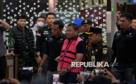 Mantan Wakil Kepala Badan Gizi Nasional (BGN) Sony Sanjaya berjalan menuju mobil tahanan usai menjalani pemeriksaan di Jampidsus, Kejaksaan Agung, Jakarta, Rabu (3/6/2025). Kejaksaan Agung (Kejagung) resmi menahan mantan Kepala Badan Gizi Nasional (BGN) Dadan Hindayana serta dua mantan Wakil Kepala BGN yaitu Sony Sanjaya dan Lodewyk Pusung. Mereka ditetapkan sebagai tersangka atas dugaan tindak pidana kasus korupsi penyimpangan tata kelola program Makan Bergizi Gratis (MBG).