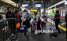 Penumpang kereta dari jurusan Semarang tiba di Stasiun Gambir, Jakarta, Ahad (5/1/2025). PT KAI mencatat jumlah penumpang yang tiba pada puncak akhir masa angkutan Nataru 2024/2025 pada 5 Januari di wilayah stasiun Daop 1 Jakarta didominasi oleh penumpang yang datang ke Jakarta sebanyak 44.876 dengan rincian 14.760 penumpang di Stasiun Gambir, 15.557 Stasiun Pasar Senen dan 4.912 Jatinegara dan sisanya di stasiun-stasiun lain di wilayah Daop 1 Jakarta.