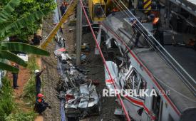 Proses evakuasi gerbong KRL Commuterline yang terlibat kecelakaan di Stasiun Bekasi Timur, Bekasi, Jawa Barat, Selasa (28/4/2026). Berdasarkan data terbaru, tercatat 14 orang meninggal dunia. Seluruh korban meninggal telah dibawa ke RS Polri Kramat Jati untuk proses identifikasi lebih lanjut. Sementara itu, sebanyak 84 korban luka telah mendapatkan penanganan medis di berbagai fasilitas kesehatan.