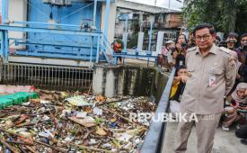 Gubernur DKI Jakarta Pramono Anung Wibowo meninjau aliran Sungai Ciliwung di Pintu Air Manggarai, Manggarai, Jakarta, Selasa (4/3/2025).