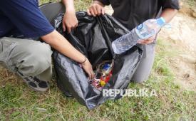 ILUSTRASI Membersihkan hutan dari sampah.