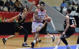 Pebasket timnas Indonesia Derrick Michael Xzavierro (tengah). Derrick akan berkarier di Liga Jepang bersama Saga Ballooners.