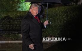 Presiden AS Donald Trump dan Ibu Negara Melania Trump meninggalkan Gedung Putih di Washington, D.C.