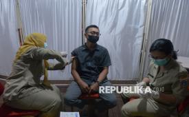 Tenaga kesehatan melakukan vaksinasi bagi calon jamaah haji di Puskesmas Cilincing, Jakarta, Selasa (14/4/2026). Sejumlah calon jamaah haji menjalani vaksinasi sebagai syarat keberangkatan ke Tanah Suci. Langkah ini penting untuk menjaga kesehatan selama menjalankan ibadah haji. Vaksin yang diberikan meliputi vaksin polio dan meningitis. Hingga hari ini, Puskesmas Cilincing telah melaksanakan vaksinasi tersebut bagi 264 calon jamaah haji.