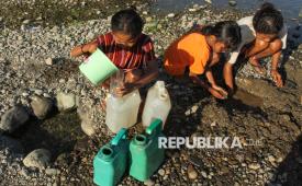 Warga mengisi jeriken dengan air dari dasar Sungai Rereroja di Magepanda, Kabupaten Sikka, Nusa Tenggara Timur, Rabu (23/9/2026). Selama musim kemarau warga desa tersebut harus berjalan sekitar 500 meter untuk mengambil air di sungai tersebut untuk kebutuhan mandi dan air minum karena sumur-sumur mereka mengering. 