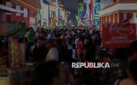 Aktivitas warga saat mengunjungi Jakarta Fair 2026 di Jiexpo Kemayoran, Jakarta, Kamis (11/6/2026). Pemerintah DKI Jakarta kembali menggelar Jakarta Fair dalam rangka gelaran HUT ke-499 Jakarta. Penyelenggaraan tahun ini diperkirakan akan lebih meriah lantaran jumlah peserta mengalami kenaikan dari tahun sebelumnya. Tercatat sebanyak 2.800 peserta dan 1.800 tenant dengan komposisi 55persen sektor swasta dan 45 persen sektor UMKM akan memamerkan produk-produk andalannya yang tersebar di seluruh area.