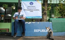 Siswa belajar sebelum mengikuti ujian Tes Kemampuan Akademik (TKA).