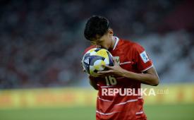 Pemain Timnas Indonesia Dony Tri Pamungkas mencium bola saat pertandingan final FIFA Series 2026 melawan Bulgaria di Stadion Utama Gelora Bung Karno, Senayan, Jakarta, Senin (30/3/2026). Indonesia kalah dari Bulgaria dengan skor 0-1.