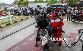 Petugas melayani warga mengisi Bahan Bakar Minyak (BBM) di SPBU Jalan Bukit Keminting, Palangka Raya, Kalimantan Tengah, Kamis (7/5/2026). Pertamina Patra Niaga Regional Kalimantan menyebutkan, antrean pembelian BBM yang didominasi pertalite dan pertamax disejumlah SPBU di Palangka Raya yang terjadi beberapa hari terakhir tersebut akibat dari meningkatnya aktivitas konsumsi dalam waktu bersamaan dan Pertamina memastikan stok BBM di Palangka Raya tersedia.