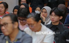 Peserta menyimak sesi talkshow dalam acara Out Loud, Talkshow and Healing Experiences di Aula FISIP UI, Depok, Jawa Barat, Kamis (26/2/2026).
