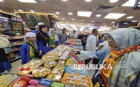 Jamaah asal Indonesia mencari oleh-oleh di Toko Ali Murah, Jeddah, Arab Saudi.