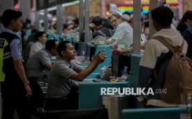 Petugas melayani penumpang saat melakukan proses pembatalan tiket atau refund di Terminal 2 keberangkatan Bandara Soekarno Hatta, Tangerang, Banten, Ahad (6/9/2026). Sebanyak 209 penerbangan di Bandara International Soekarno Hatta terpaksa dibatalkan imnas dari adanya sebaran abu vulkanik dari aktivitas erupsi Gunung Anak Krakatau yang menyebabkan penumpukan calon penumpang di area bandara. Jumlah tersebut terdiri dari 160 penerbangan domestik, 39 penerbangan internasional, dan 10 penerbangan kargo.