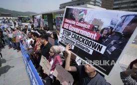 Pendukung rakyat Palestina menggelar unjuk rasa menuntut penghentian tindakan keras terhadap demonstrasi solidaritas Palestina di kampus universitas-universitas AS, dekat Kedutaan Besar AS di Seoul. 