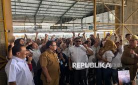 Penasihat Khusus Presiden bidang Ketenagakerjaan dan Kesejahteraan Buruh Said Iqbal (tengah) didampingi Kadisnakertrans Jateng Ahmad Aziz (kiri) mengepalkan tangan bersama buruh saat kunjungan kerja di pabrik garmen ekspor PT Victory Apparel Indonesia, Semarang, Jawa Tengah, Senin (27/7/2026). Kunjungan tersebut guna memastikan perlindungan hak kepada 846 buruh dan karyawan yang terdampak ancaman Pemutusan Hubungan Kerja (PHK) dan pemerintah menawarkan dua opsi yakni intervensi pemerintah membantu masalah permodalan serta mencarikan solusi untuk regulasi hingga bahan baku agar PHK terhindari atau memastikan pembayaran hak pekerja secara penuh sebelum operasional pabrik berakhir pada Oktober mendatang. 
