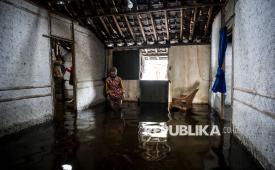 Warga berdiri di dalam rumahnya yang terendam banjir di Desa Undaan Lor, Kudus, Jawa Tengah, Ahad (18/1/2026). Berdasarkan data Badan Penanggulangan Bencana Daerah (BPBD) Kabupaten Kudus mencatat banjir akibat cuaca ekstrem sejak Jumat (9/1) itu telah merendam sebanyak 5.596 rumah dan 1.970 hektare sawah di 64 desa serta menyebabkan 43.479 jiwa dari 14.791 kepala keluarga terdampak bencana hidrometeorologi tersebut. 