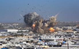 Ledakan terlihat saat Israel melancarkan serangan udara yang menargetkan kamp pengungsi Ghaith di daerah Al-Mawasi sebelah barat Khan Younis, Jalur Gaza Selatan, Sabtu (31/1/2026).