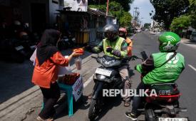 Warga membagikan makanan untuk pengemudi ojek online di Jalan Sugiyopranoto, Keprabon, Solo, Jawa Tengah, Ahad (31/8/2025). Aksi tersebut digelar warga sebagai wujud solidaritas terhadap para pengemudi ojek online yang sedang bekerja sekaligus memberikan semangat dan menjaga suasana tetap kondusif. 