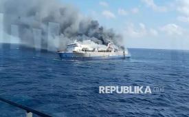 Kapal Mutiara Sentosa 2 terbakar di perairan Sumenep, Jawa Timur, Ahad (2/8/2026). Kapal Motor Penumpang (KMP) Mutiara Sentosa 2 yang berpenumpang sekitar 250 orang penumpang tersebut mengalami kebakaran saat melakukan pelayaran dari Surabaya ke Makassar dan saat ini masih belum bisa dipastikan jumlah korbannya.  
