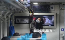 Penumpang menaikan barang bawaan dibagasi kereta (ilustrasi). PT Kereta Api Indonesia (KAl) menanggapi video viral yang memperlihatkan seorang penumpang memasak mi instan dengan menggunakan fasilitas listrik di dalam kereta.