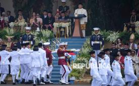 Pasukan Pengibar Bendera Pusaka (Paskibraka) membawa duplikat Bendera Pusaka Merah Putih untuk dikibarkan dalam Upacara Peringatan Detik-Detik Proklamasi Kemerdekaan ke-80 Republik Indonesia di Istana Merdeka, Jakarta, Ahad (17/8/2025).