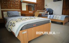 Petugas merapikan salah satu kamar untuk calon jemaah haji di Asrama Haji Pondok Gede, Jakarta, Rabu (23/4/2025). Asrama Haji Pondok Gede siap  untuk melayani dan menerima jemaah haji tahun 1446 Hijriah. Para calon jemaah haji dijadwalkan mulai masuk asrama pada 1 Mei 2025 sebelum diberangkatkan ke Tanah Suci, Makkah dan Madinah, Arab Saudi. Adapun sarana dan prasarana yang telah disiapkan diantaranya kamar tidur, ruang makan, dan area umum guna memastikan kenyamanan jemaah. Persiapan ini mencakup pembersihan, perbaikan, dan penataan fasilitas untuk menunjang pelaksanaan haji tahun 2025.
