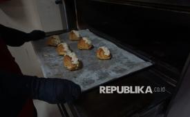 Karyawan menyelesaikan pembuatan roti (ilustrasi). Industri bahan baku bakery mulai mengadopsi praktik rantai pasok minyak sawit berkelanjutan seiring meningkatnya perhatian terhadap aspek lingkungan dan tata kelola industri pangan. Salah satu langkah tersebut ditunjukkan PT Seelindo Sejahteratama (Zeelandia Indonesia) yang memperoleh sertifikasi Roundtable on Sustainable Palm Oil Supply Chain Certification (RSPO SCC).