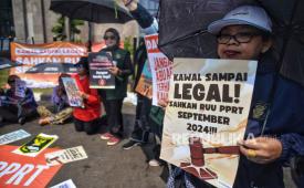 Para Pekerja Rumah Tangga (PRT) bersama jaringan Koalisi Sipil untuk UU Perlindungan Pekerja Rumah Tangga (UU PPRT) melakukan aksi di depan Gedung DPR RI, Jakarta, Rabu (18/9/2024). Aksi yang akan terus dijalankan setiap hari hingga 20 September 2024 ini mendesak untuk segera disahkannya Rancangan Undang-Undang (RUU) Perlindungan Pekerja Rumah Tangga (PPRT) menjadi UU yang sudah diperjuangkan selama 20 tahun. Pendemo menilai September adalah waktu yang tepat untuk mengesahkan RUU PPRT sebelum pelantikan anggota DPR RI periode berikutnya.