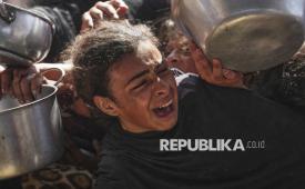 Anak Palestina menangis saat berebut untuk mendapatkan makanan dari dapur umum di Khan Younis, Jalur Gaza, Jumat (9/5/2025). Warga Gaza harus berebut untuk mendapatkan makanan dari dapur umum. Menipisnya pasokan membuat tak semua warga Gaza bisa mendapatkan makanan. Blokade Israel yang terus berlanjut terhadap bantuan kemanusiaan untuk Gaza, membuat dapur umum tutup karena tidak ada pasokan bahan pangan. Bencana kelaparan mengancam ratusan ribu warga Palestina.