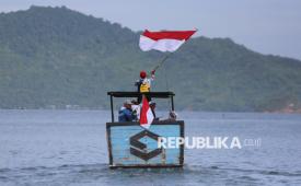 Komunitas Mancing Aceh membawa bendera saat menuju Pulau Tuan, di desa Lamteungoh, kecamatan Peukan Bada, kabupaten Aceh Besar, Aceh, Ahad (10/8/2025). Pengibaran bendera di Pulau Tuan yang memiliki keindahan terumbu karang dan berbagai jenis ikan hias tersebut dalam rangka menyambut HUT ke-80 Kemerdekaan Republik Indonesia. 