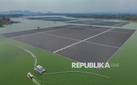 Foto udara proyek pembangunan Pembangkit Listrik Tenaga Surya (PLTS) terapung Karangkates di Kabupaten Malang, Jawa Timur, Selasa (29/9/2026). Data PLN Nusantara Power menyebut pembangunan PLTS tersebut memasuki tahap konstruksi dengan progres mencapai 70 persen dan ditargetkan mulai beroperasi tahun ini dengan kapasitas 100 MWac atau 133 MWp yang mampu menyediakan listrik setara kebutuhan sekitar 35 ribu rumah tangga dengan investasi sekitar 100 juta dolar AS. 