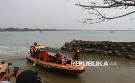 Personel Basarnas menaiki perahu karet RIB 02 Banten pada hari ketujuh operasi pencarian jurnalis dan awak kapal yang hilang kontak di Carita, Pandeglang, Banten, Senin (14/9/2026). Operasi SAR untuk mencari lima jurnalis, dua awak kapal, dan seorang pemandu yang dilaporkan hilang kontak saat meliput erupsi Gunung Anak Krakatau akan dilanjutkan selama tiga hari ke depan yang diharapkan bisa mendapatkan hasil maksimal untuk menemukan para korban. 