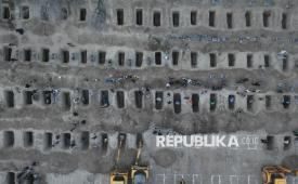 Warga menyiapkan pemakaman massal untuk korban serangan Israel di sekolah perempuan di Minab, Iran, Selasa (3/3/2026).